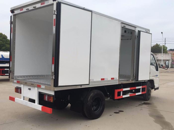 Care sunt materialele caroseriei unei furgonete?